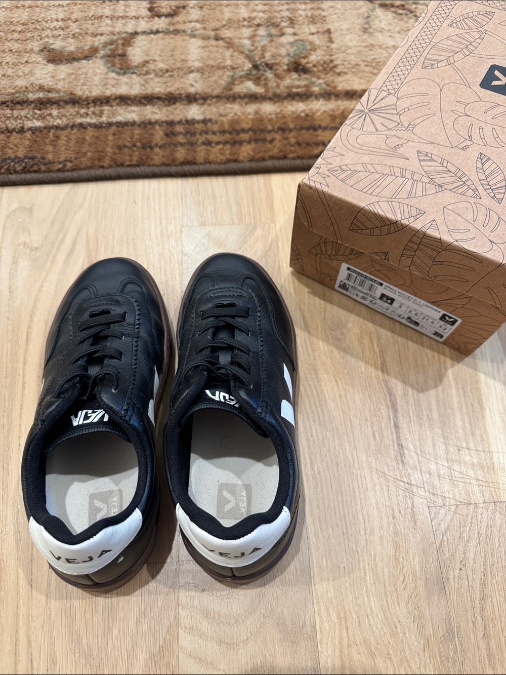 Veja Kids Black & White Low-Top Sneakers - Picture 2 of 7